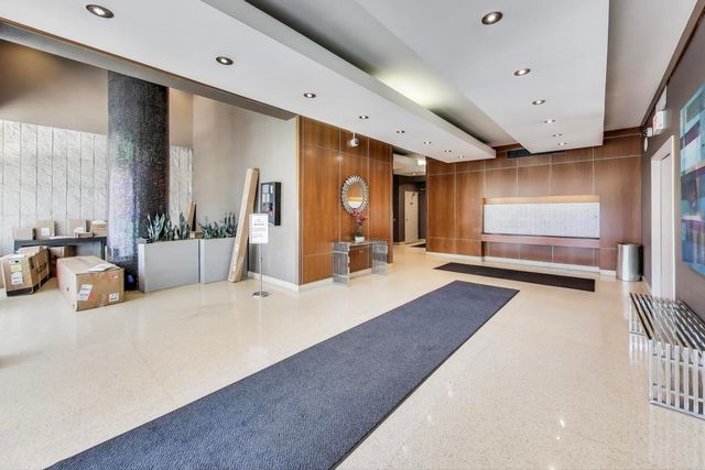450 W Briar Place 11H, Chicago, IL 60657