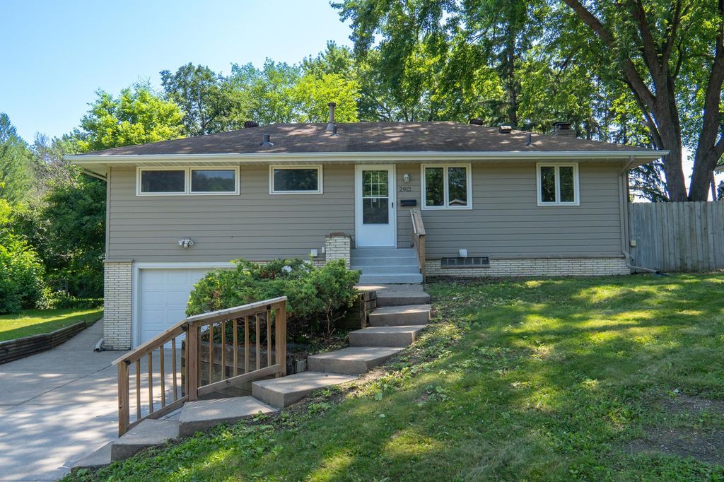 2912 Hampshire Avenue N, Crystal, MN 55427