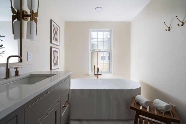 4828 N Newhall STREET, Whitefish Bay, WI 53217