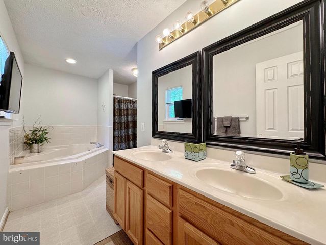 7124 JULIETTE LOW LN, Hughesville, MD 20637