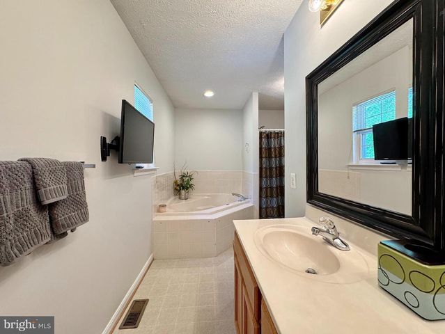 7124 JULIETTE LOW LN, Hughesville, MD 20637