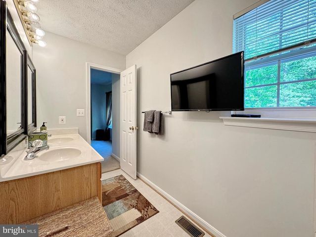 7124 JULIETTE LOW LN, Hughesville, MD 20637