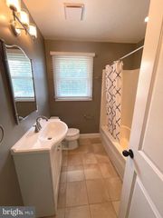 990 E GOVERNOR RD, Hershey, PA 17033