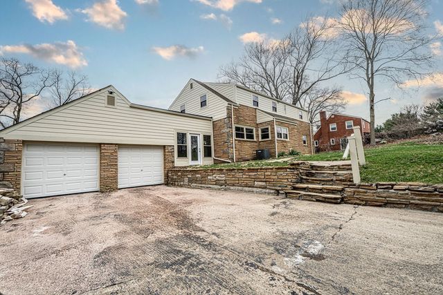 1435 Morrow Rd, Upper St Clair, PA 15241