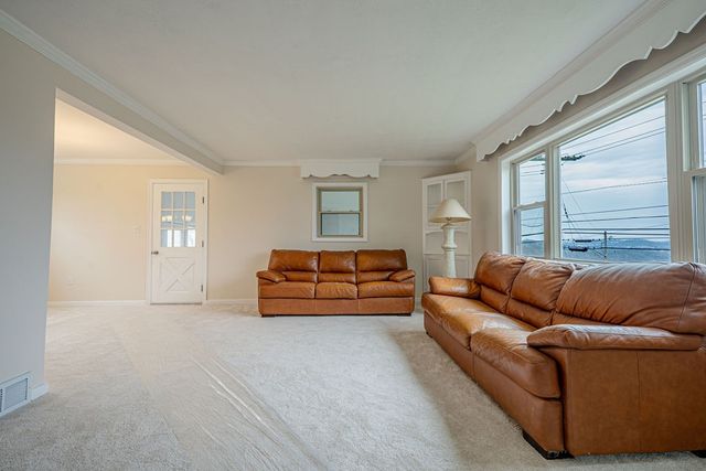 1435 Morrow Rd, Upper St Clair, PA 15241