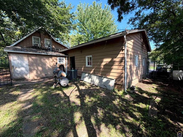 1415 SE 25th ST, Topeka, KS 66605