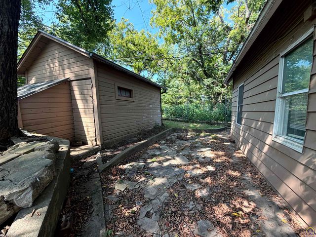 1415 SE 25th ST, Topeka, KS 66605