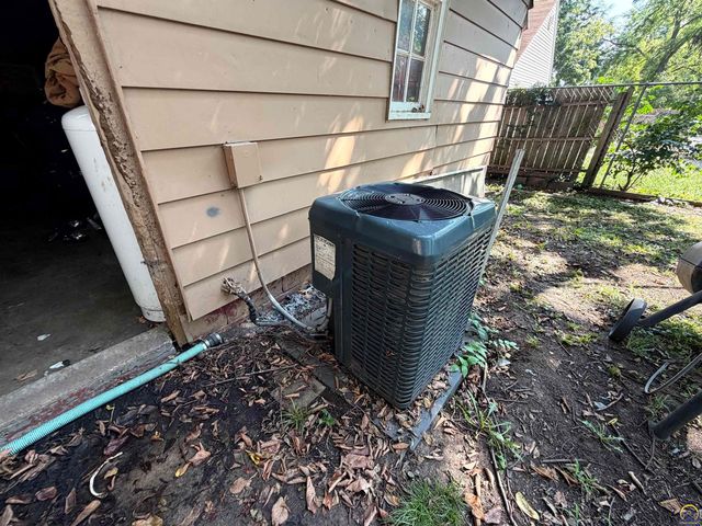 1415 SE 25th ST, Topeka, KS 66605