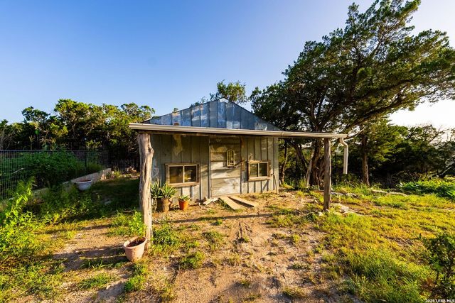 165 Trent Rd S, Kerrville, TX 78028