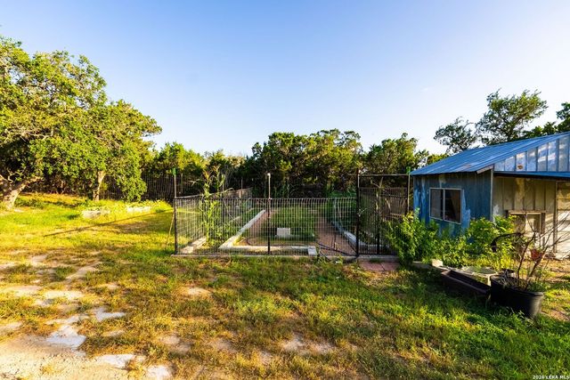 165 Trent Rd S, Kerrville, TX 78028