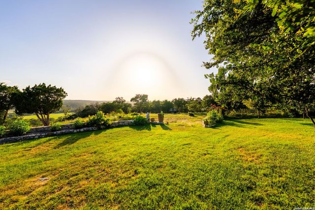 165 Trent Rd S, Kerrville, TX 78028