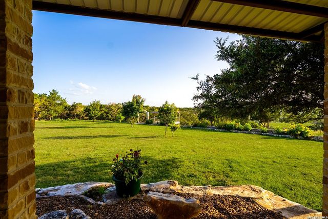 165 Trent Rd S, Kerrville, TX 78028