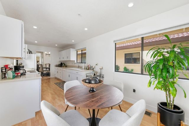 77 Fountain Grove Cir, Napa, CA 94558