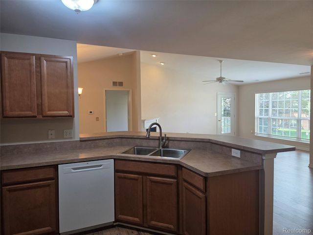 28202 Chesapeake Circle, Commerce Charter Township, MI 48390