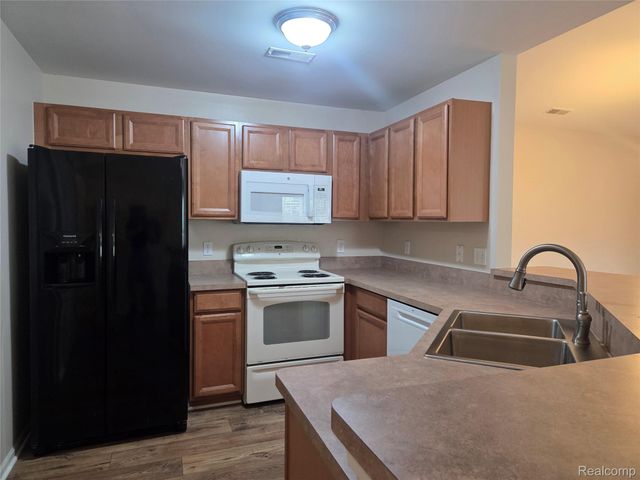 28202 Chesapeake Circle, Commerce Charter Township, MI 48390