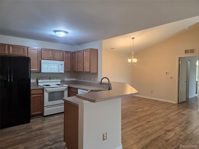 28202 Chesapeake Circle, Commerce Charter Township, MI 48390