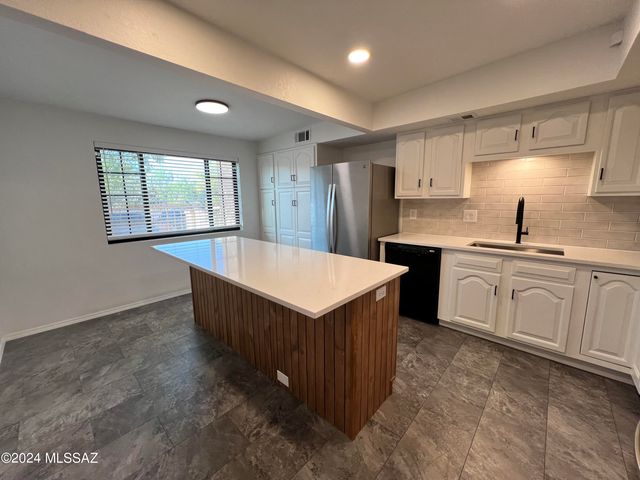 2304 W Paseo Cielo, Tucson, AZ 85742