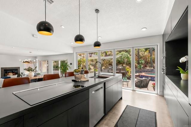 1609 Honeysuckle Court, Encinitas, CA 92024