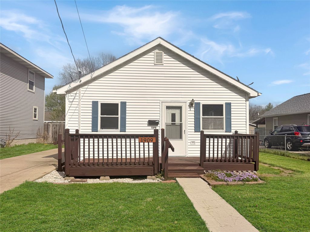 1909 E 24th Street, Des Moines, IA 50317