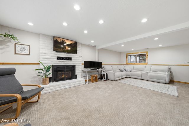 11982 N Emerald Dr, Hayden, ID 83835
