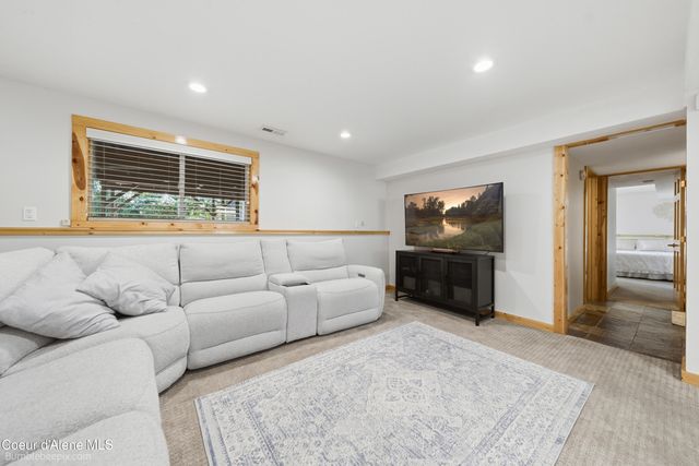 11982 N Emerald Dr, Hayden, ID 83835