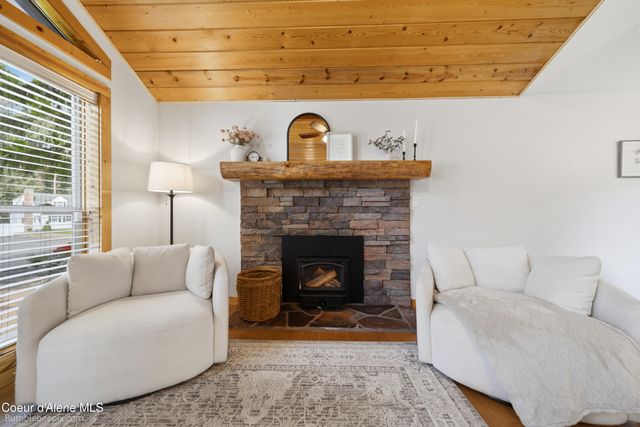 11982 N Emerald Dr, Hayden, ID 83835