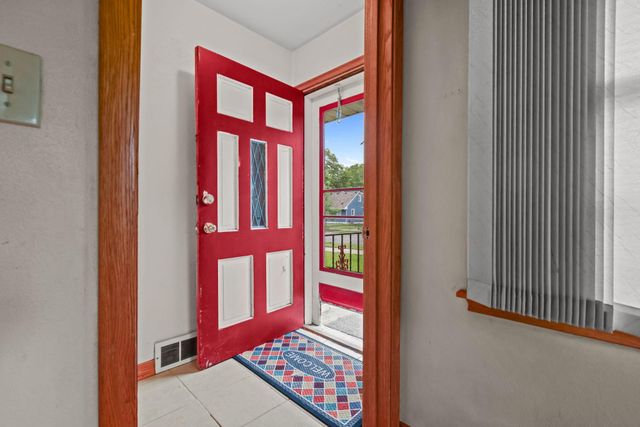 752 Orange Avenue E, Saint Paul, MN 55106