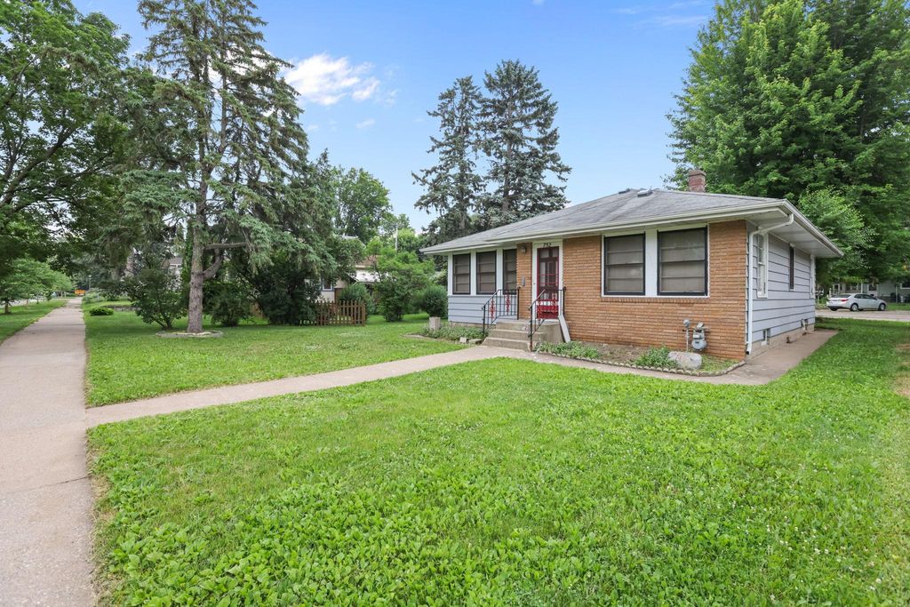 752 Orange Avenue E, Saint Paul, MN 55106