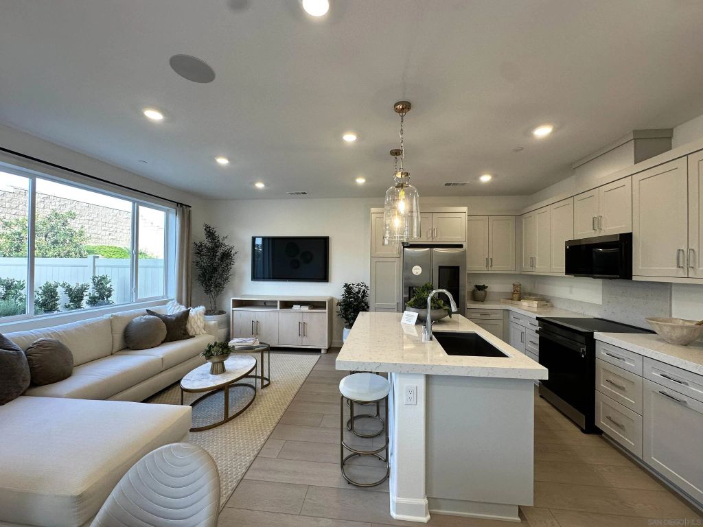 2186 Tributary Rd, Chula Vista, CA 91913