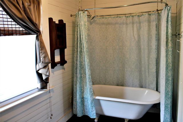 192 Plum Acres Lane, West Point, TX 78963