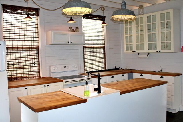 192 Plum Acres Lane, West Point, TX 78963