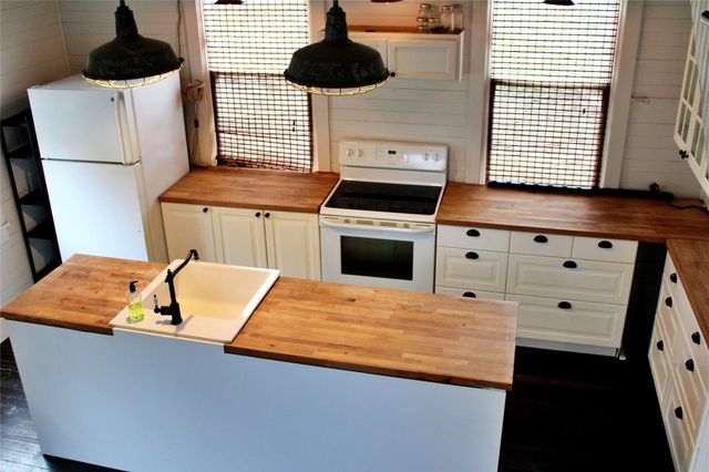 192 Plum Acres Lane, West Point, TX 78963