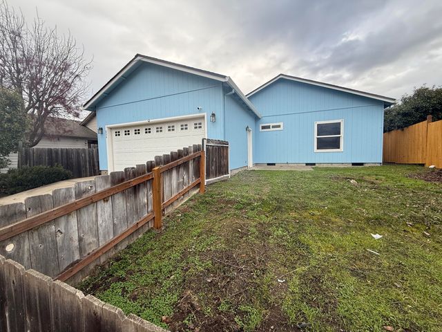 834 Isherwood Drive, Central Point, OR 97502