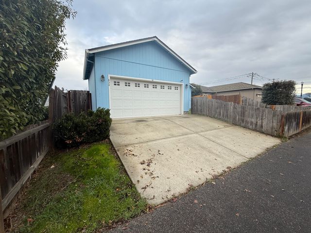 834 Isherwood Drive, Central Point, OR 97502
