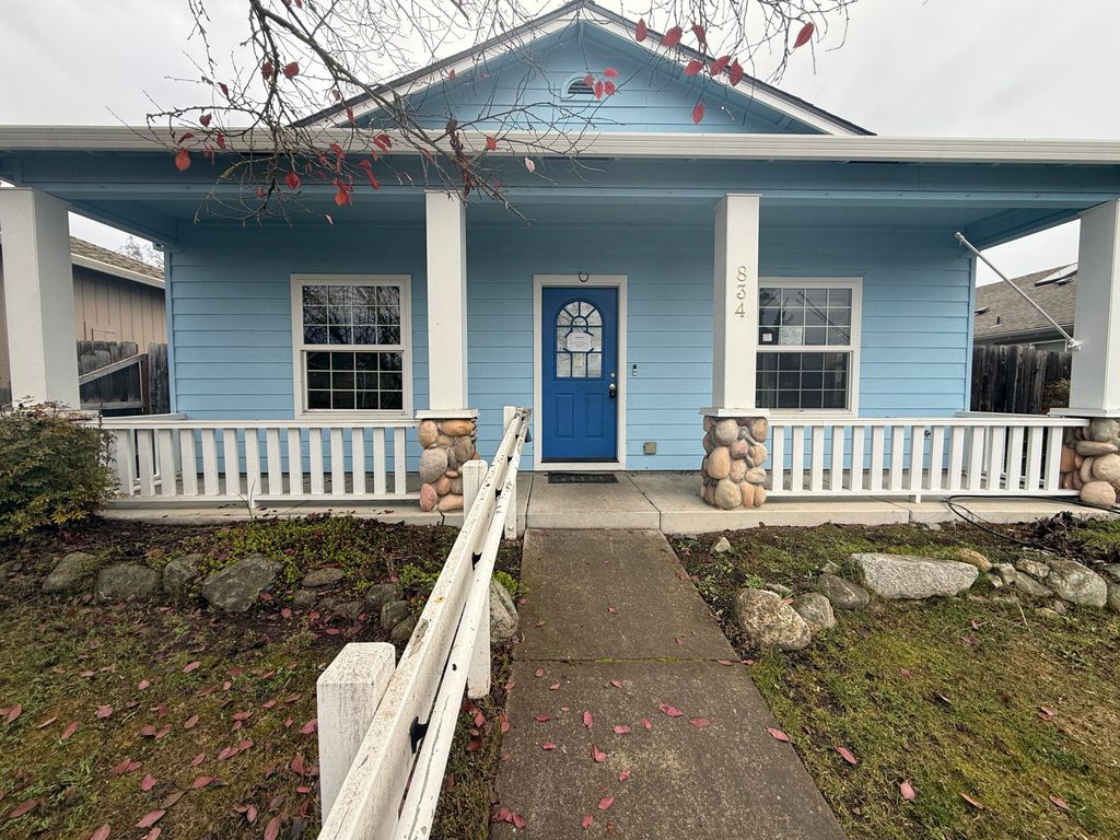 834 Isherwood Drive, Central Point, OR 97502