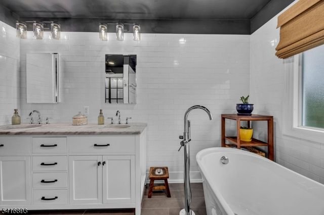 8 Governor Rd, Readington Twp., NJ 08822