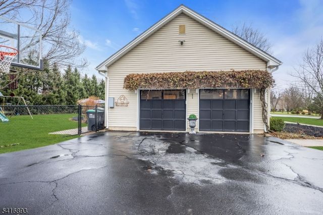 8 Governor Rd, Readington Twp., NJ 08822