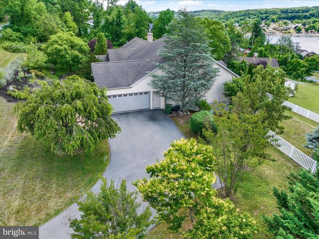 1888 BOW DR, Auburn, PA 17922