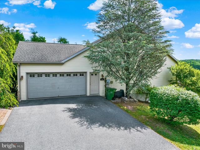 1888 BOW DR, Auburn, PA 17922