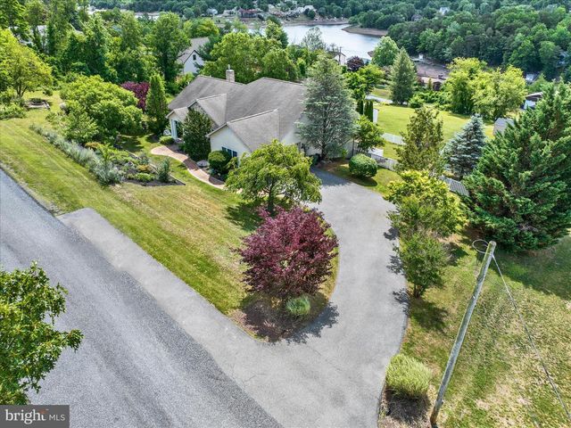 1888 BOW DR, Auburn, PA 17922