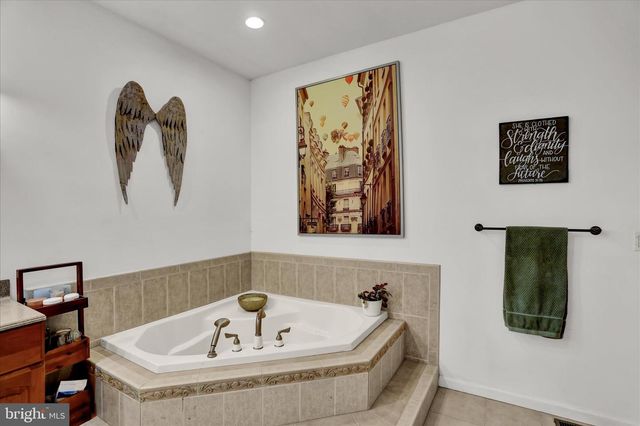1888 BOW DR, Auburn, PA 17922