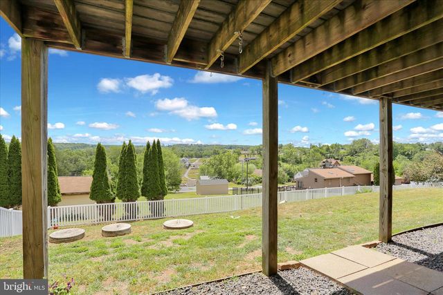 1888 BOW DR, Auburn, PA 17922