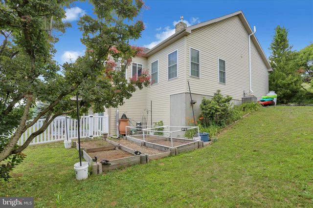 1888 BOW DR, Auburn, PA 17922