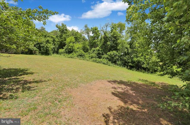 1888 BOW DR, Auburn, PA 17922
