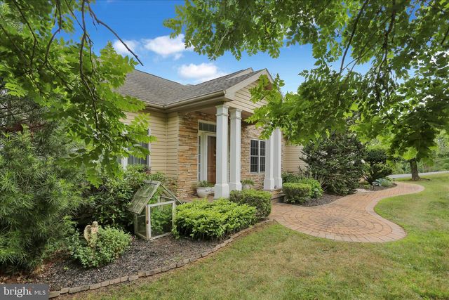 1888 BOW DR, Auburn, PA 17922