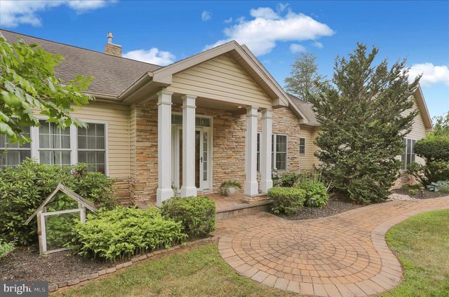 1888 BOW DR, Auburn, PA 17922