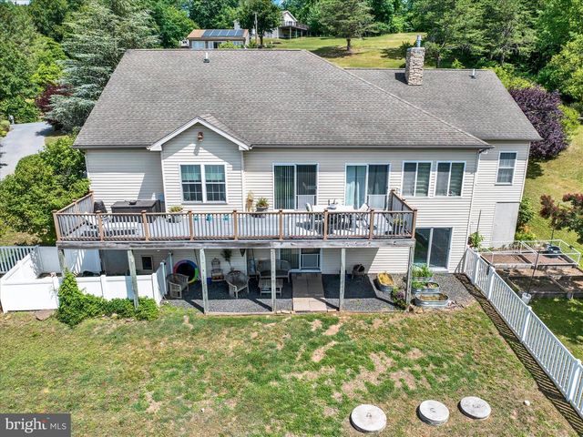 1888 BOW DR, Auburn, PA 17922
