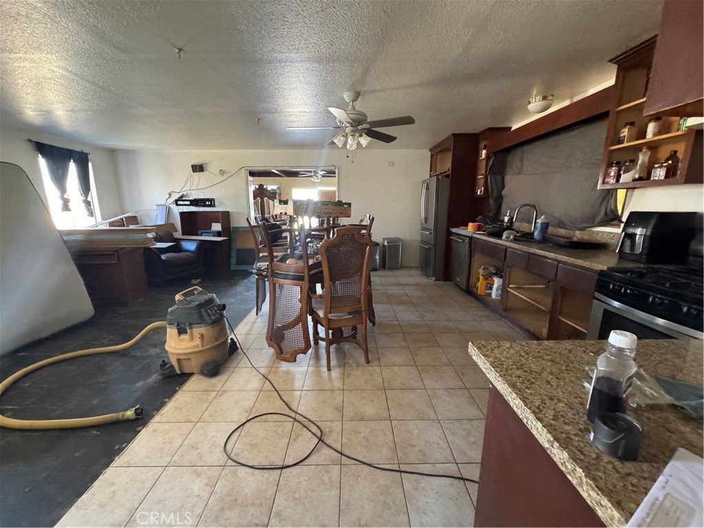 Image 6 of property listing at 10175 Valle Vista, Phelan, CA 92371