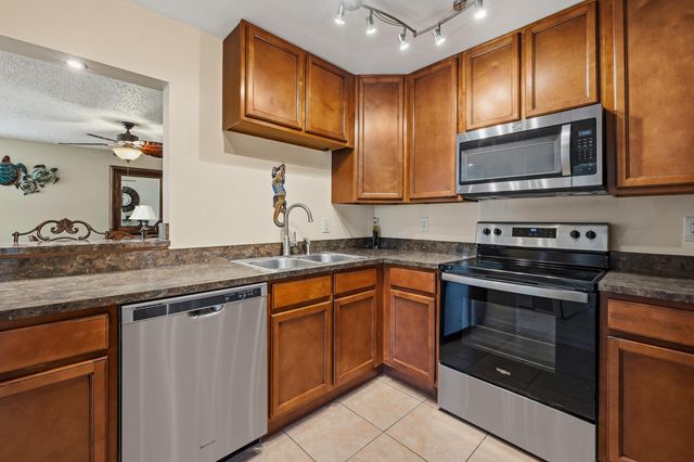 2050 Oleander Boulevard 1-106, Fort Pierce, FL 34950