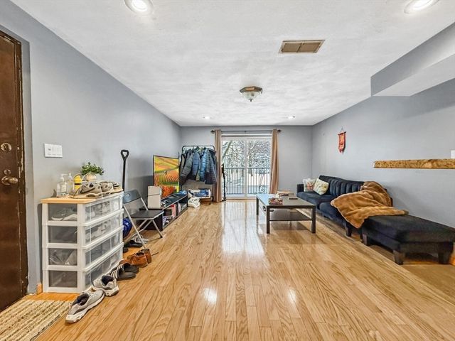 305 Riverside Ave 24, Medford, MA 02155